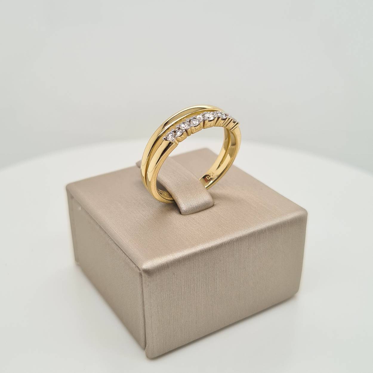 Prachtige 14 karaat gouden ring bezet met diamant, 0.21crt. De maat van de ring is 54. 