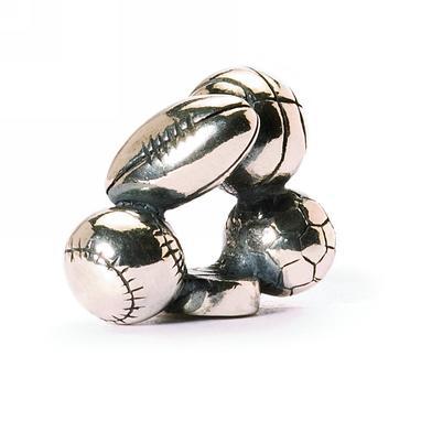 A team of players moving and thinking as a single organism is a breathtaking sight. This bead celebrates team spirit. (Football, Basketball, Baseball/Softball, Hockey, Soccer) TAGBE-30015 of 113333. De TROLLBEADS kralen zijn handgemaakt, dus twee kralen zijn nooit precies hetzelfde. Daarom is jouw TROLLBEADS kraal altijd uniek! Dit geldt de kleurstelling en patroon. De kraal kan iets afwijken van de kraal op de foto. Trollbeads bestaat sinds 1976 en werd gestart door Lise Aagaard. De eerste Trollbeads kraal was van zilver en versierd met 6 gezichtjes. Naar deze bedel is de Trollbeads-collectie vernoemd. De combinatie van originaliteit, creativiteit, zeer hoge kwaliteit en liefde voor eigenzinnigheid maakt Trollbeads anders dan andere sieraden. We denken dat de drang tot verzamelen een basisinstinct is. Ons hele leven dragen we herinneringen met ons mee. Trollbeads geeft je de kans symbolen van deze herinneringen bij je te dragen of er gewoon plezier aan te beleven. Het idee achter Trollbeads is dat het een kraal aan een armband, collier of oorsieraad is, waarmee je je eigen verhaal kunt maken door naar eigen voorkeur kralen toe te voegen. Je kunt een armband geheel samenstellen op basis van schoonheid, diversiteit of kleur die bij je kleding, je persoonlijkheid of je herinneringen past.
