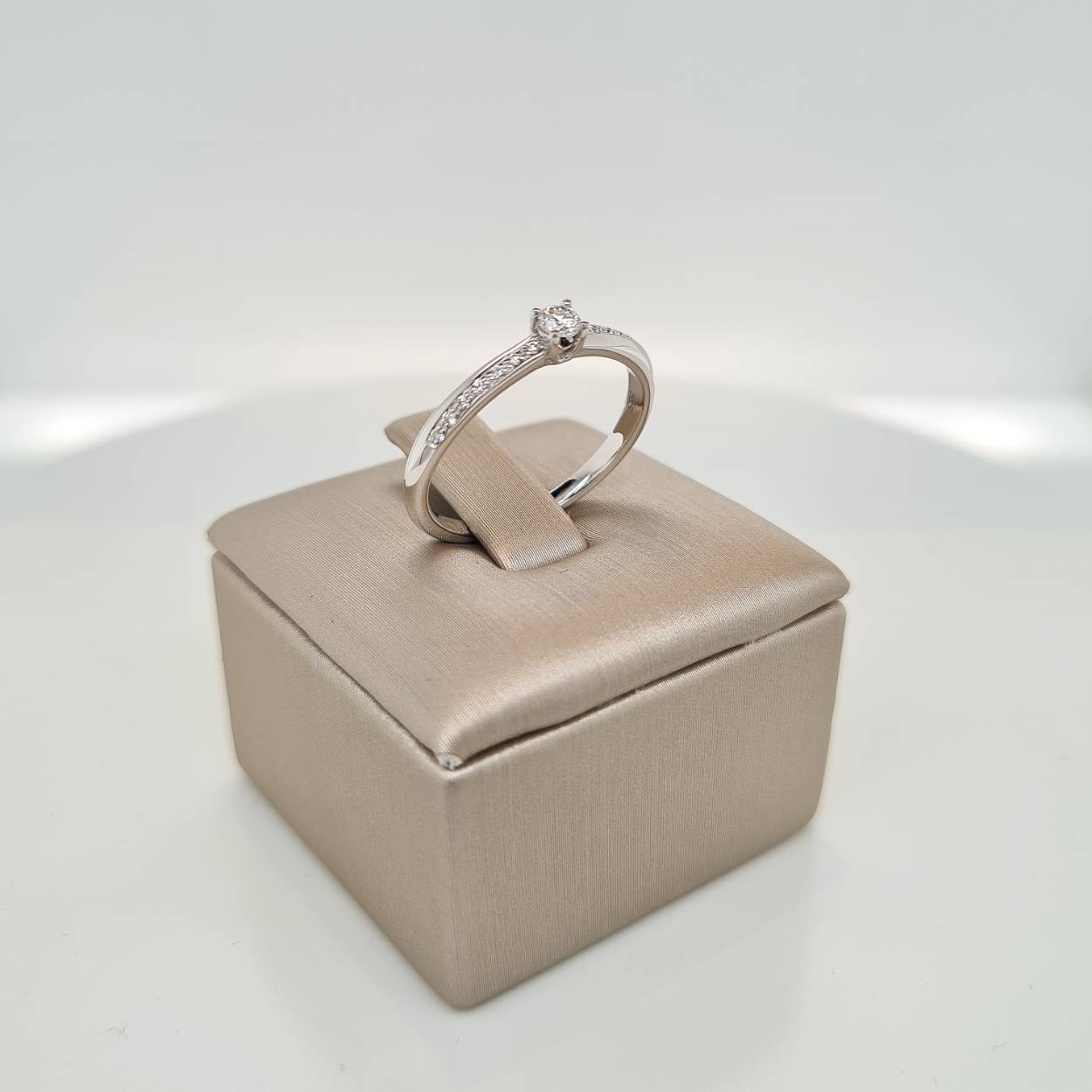 Prachtige 14krt witgouden ring met diamant, 15-0,15crt G SI1. De maat van de ring is 55 ( 17 1/2 ). Heeft u een andere maat, neem dan gerust contact met ons op.