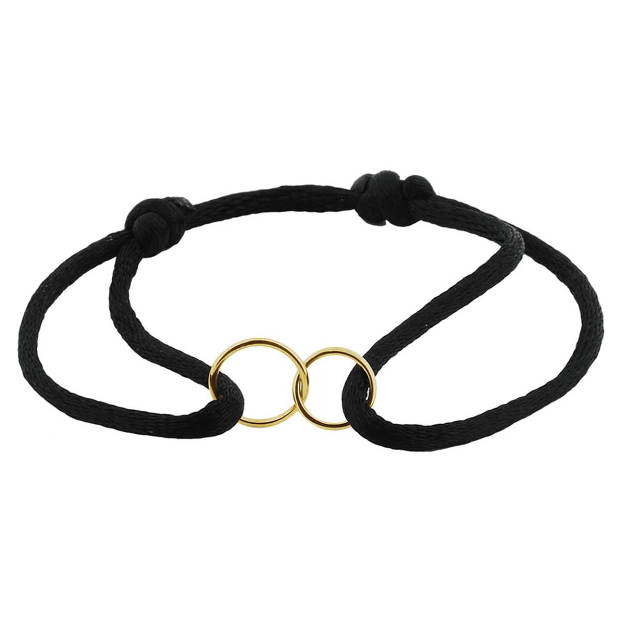 Zwart gevlochten armband uitgevoerd met twee 14k geelgouden ringen. De armband heeft draaglengtes van 13 tot 26cm. De ringen hebben een diameter van 8.5mm en 10mm.
