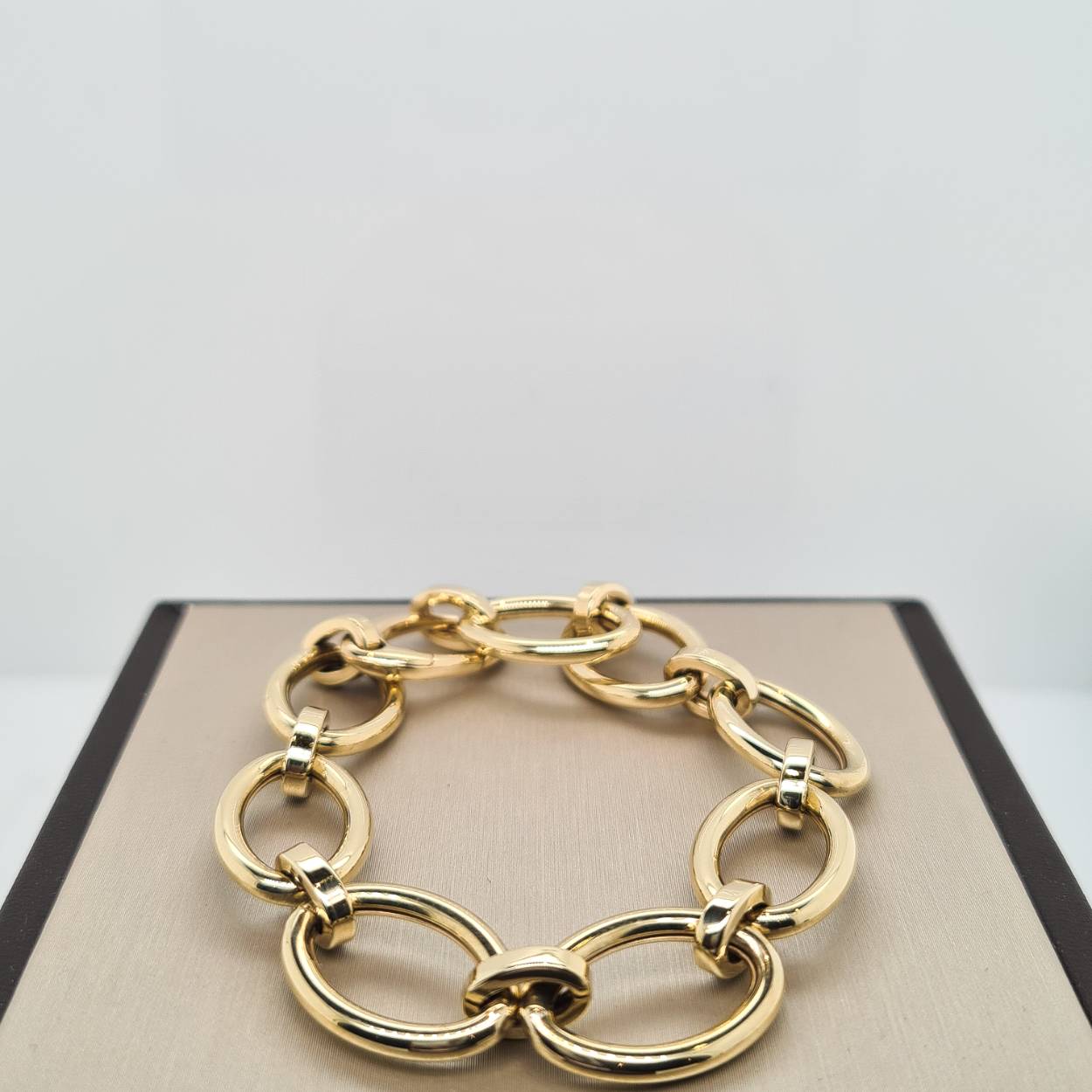 Prachtige 14krt geelgouden schakelarmband van het merk Monzario. De armband is 19,5cm lang. 

Referentie: 1226A GEEL