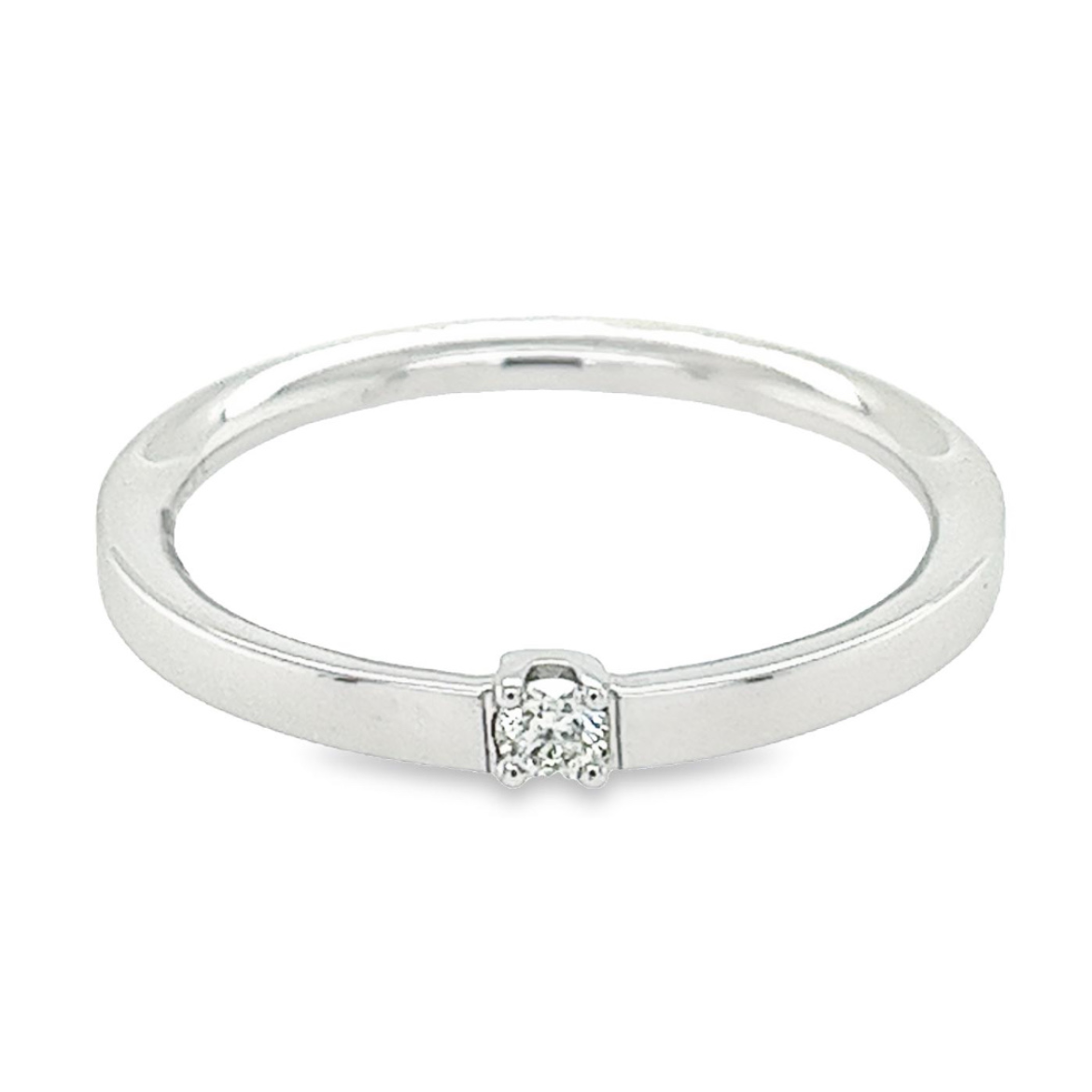 Deze witgouden ring heeft een werkelijk schitterende uitstraling. De briljant geslepen diamant zorgt voor deze prachtige schittering. Het totaal karaat gewicht is 0,05 en de briljant is van mooie kwaliteit met zuiverheid SI1. Een witgouden ring met echte diamant is een van de mooiste combinaties, omdat de schittering van de diamant optimaal wit van kleur is.