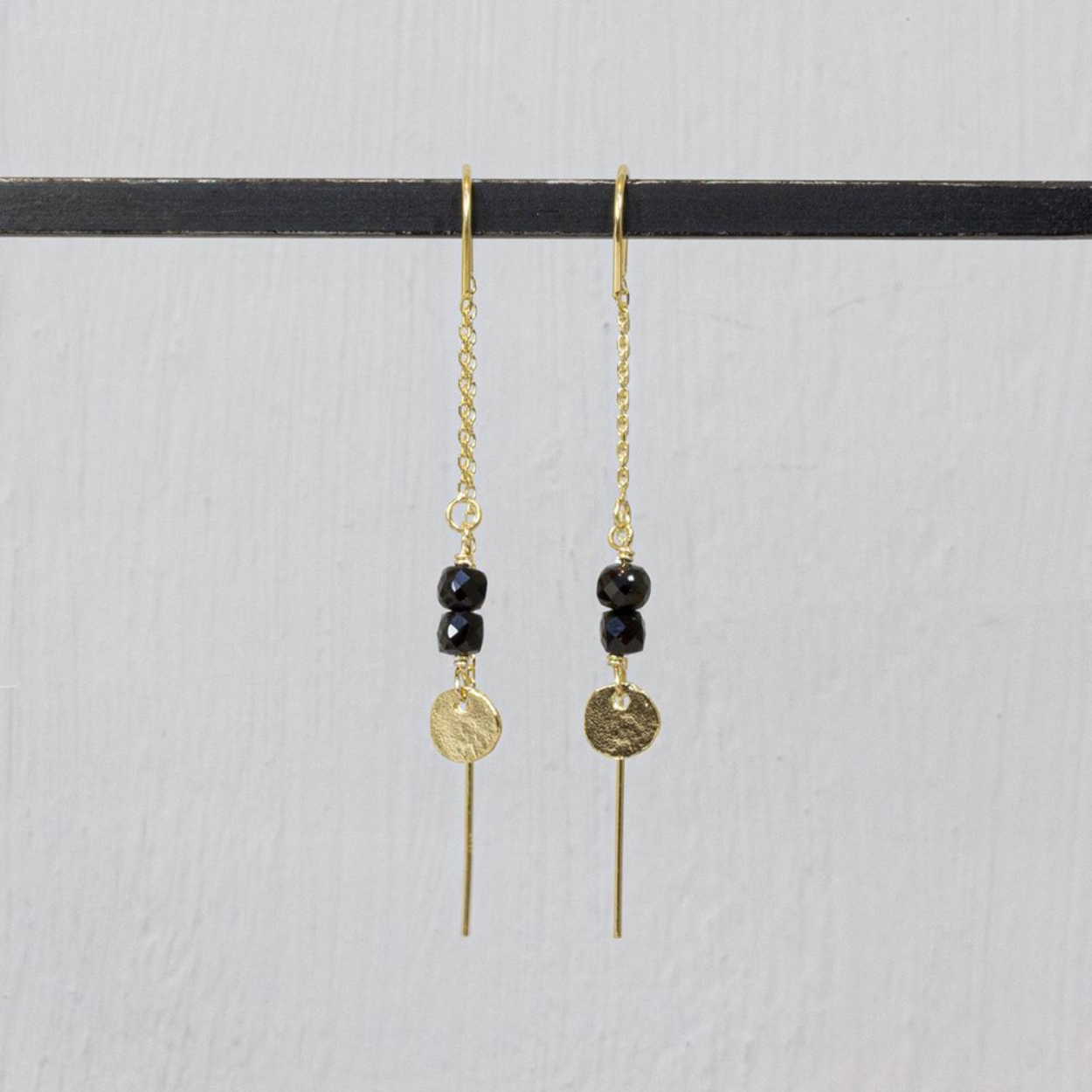 Zilver vergulde doortrekoorbel met Spinel steen. De oorbel is elegant maar heeft door de ruwe steen ook een stoer karakter. Combineer 'm met jeans voor de perfecte look.