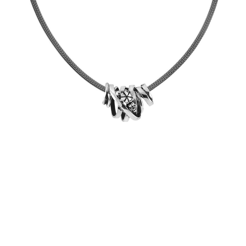 Rabinovich geoxideerd zilveren collier Bloomer. De zilveren hanger aan het collier heeft een prachtige fantasie hanger met  fleurige blaadjesvormen. Boven de gefacetteerde steen zijn twee zilveren bloemetjes van groot naar klein bevestigd. 63102000.
Rabinovich sieraden kenmerken zich door de prachtige eenvoudige en stijlvolle ontwerpen. Rabinovich is een klassiek en persoonlijk Deens sieradenmerk en onderscheidt zich door gebruik te maken van echte edelstenen in combinatie met zilver, verguld zilver en zilver met gouden elementen. Daarbij wordt er gebruik gemaakt van strakke en ronde vormen en verschillende kleuren parels en stenen. Het zilver wordt op dusdanige manieren gebruikt dat het niet alleen de bekende glanzende zilverkleur heeft, er wordt ook veelvuldig gebruik gemaakt van geoxideerd zilver wat de prachtige vaak wat wat meer matte zwart zilveren kleur oplevert. De passie van Rabinovich? Dromen vastleggen, gedachten te grijpen en beide omzetten in mooie en vrouwelijke sieraden.