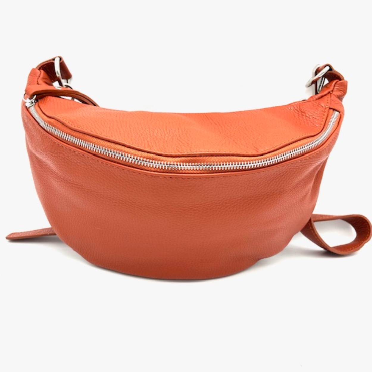 Mooi ruime heup/crossbody tas. Gemaakt van zacht leer en verkrijgbaar in verschillende kleuren. kom naar de winkel of stuur ons een berichtje welke kleuren er voorradig zijn.

Afmetingen:
Hoogte 16cm x breed 32cm x diep 11cm
