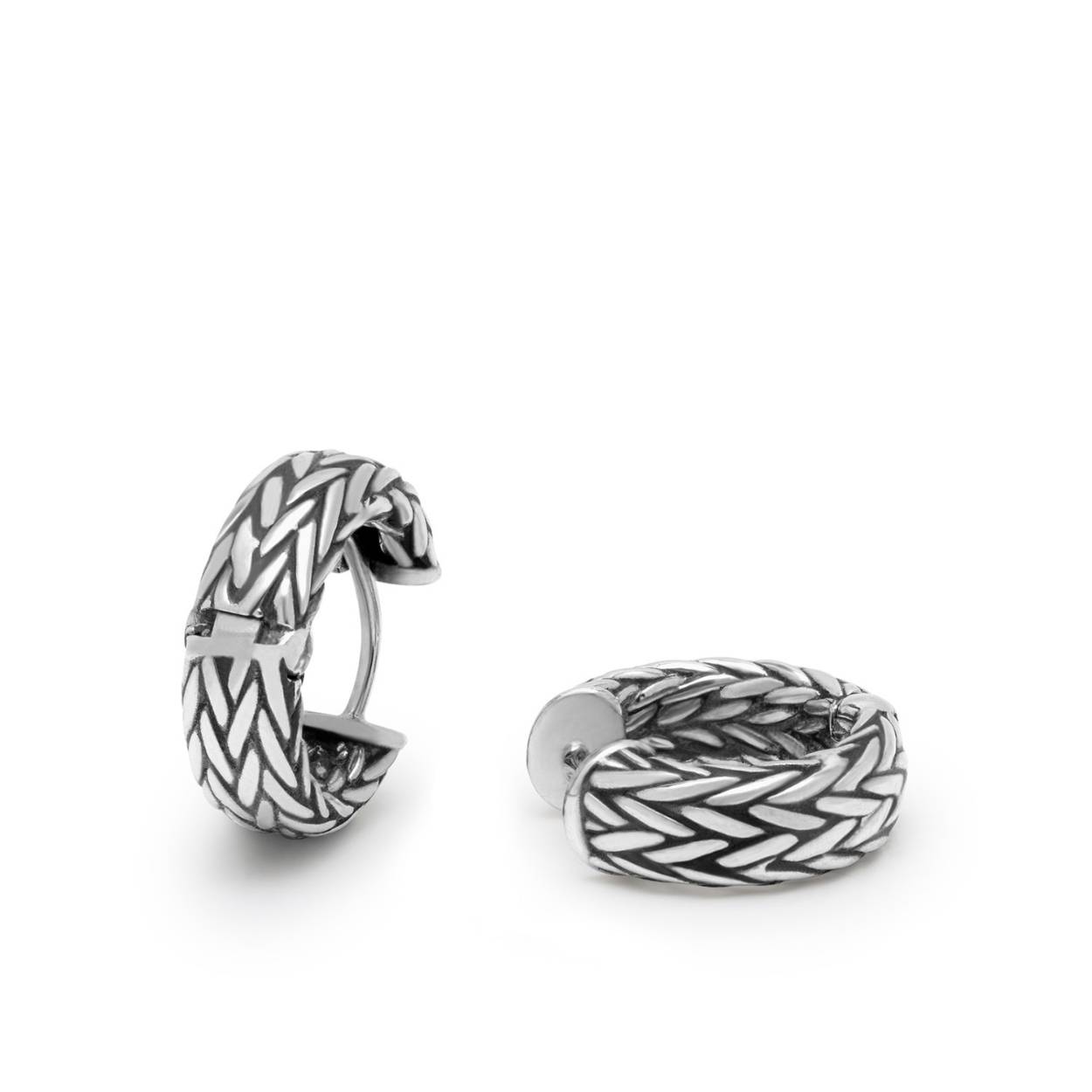 Deze oorsieraden van het merk SILK zijn mooi te combineren met de prachtige kettingen en armbanden uit de Roots Collectie. Vervaardigd van hoogwaardig sterling zilver, belichamen deze oorbellen de toewijding aan kwaliteit en vakmanschap waar SILK om bekend staat. Elke set wordt geleverd in een luxe geschenkverpakking, zodat je jezelf of een speciaal iemand kunt verwennen met een blijvend aandenken aan tijdloze elegantie. Ervaar de finesse van SILK oorbellen en voeg deze tijdloze schoonheid toe aan jouw sieraden collectie.
