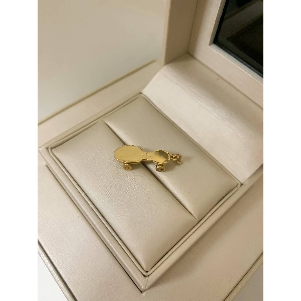 geelgouden hanger - skateboard