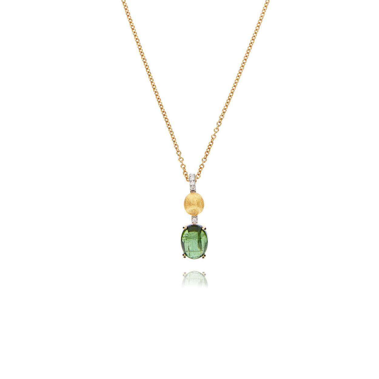 Een levendige en tijdloze elegantie kenmerkt deze verfijnde hanger van 18-karaats goud met diamanten, bekroond door een groene toermalijnbol. Deze steen, waarvan de intensiteit verandert afhankelijk van de kijkhoek, is een van de meest buitengewone die de natuur ons schenkt en zijn bijzondere innerlijke strepen maken elk juweel uniek en onnavolgbaar.