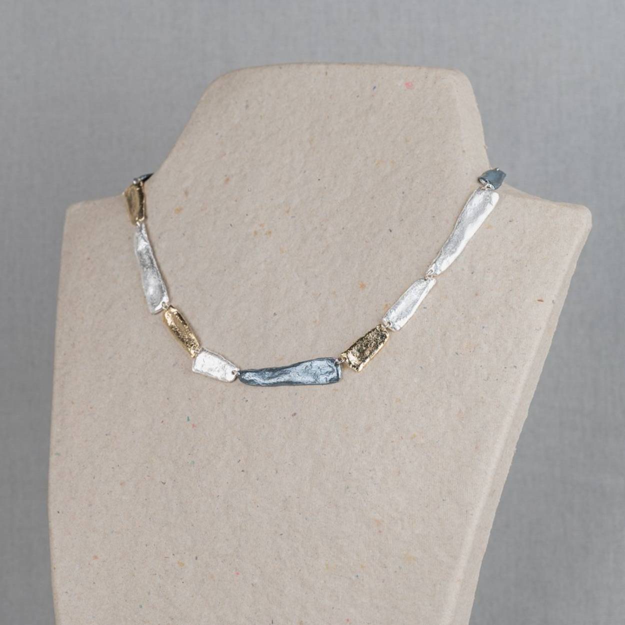 Collier klein en groot in drie kleuren van Jéh Jewels. Gemaakt van 925 (geoxideerd) sterling zilver en zilver verguld. Het collier is verstelbaar waardoor je hem ook op een andere lengte kunt dragen. Combineer met een mooi paar oorsieraden, een ring en armband voor een complete look!