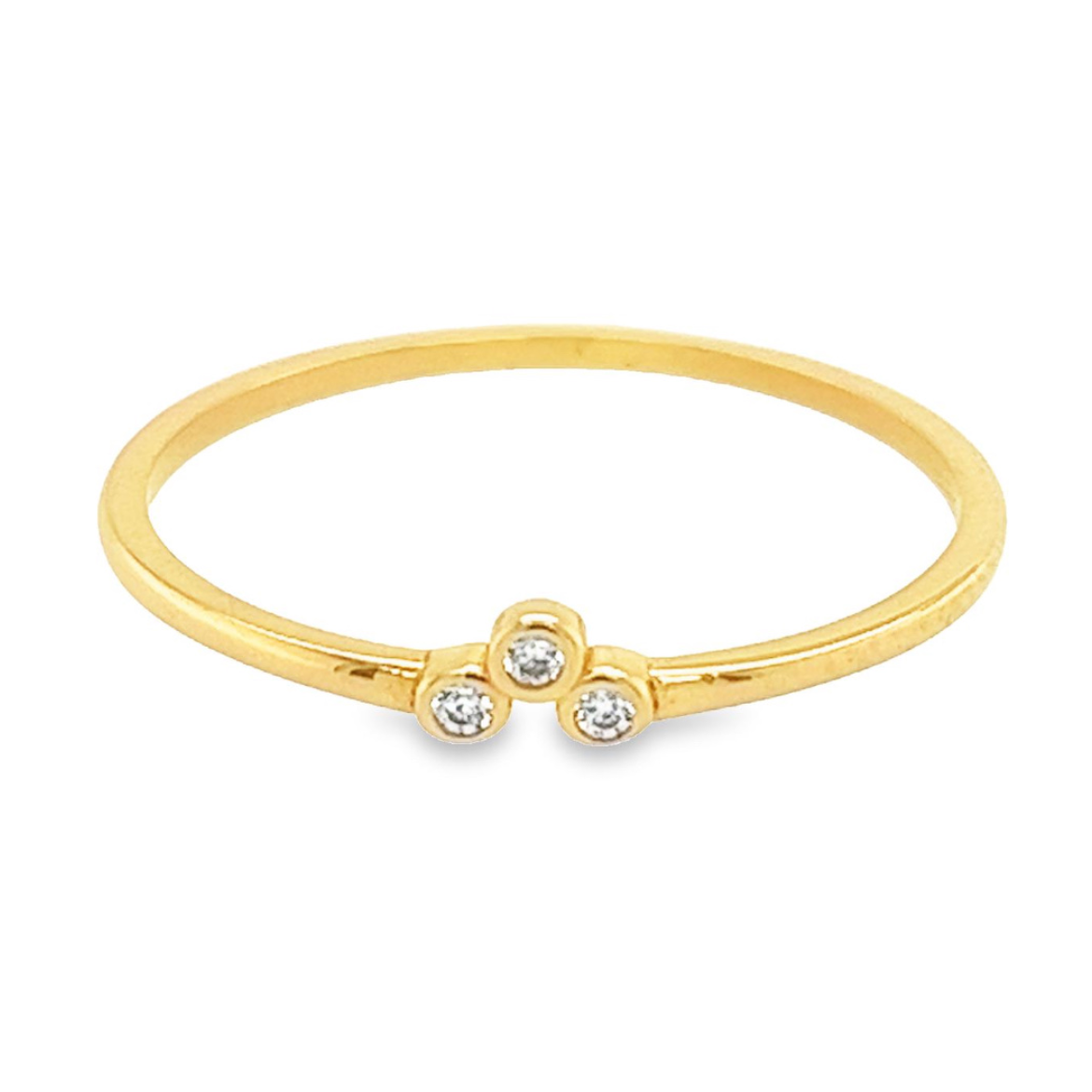 Deze geel gouden ring is ontzettend leuk! Het ontwerp is simpelweg erg leuk en makkelijk te combineren met andere sieraden. De ring is gemaakt van 14-karaats geelgoud. De drie zirkonia steentjes zijn briljant geslepen en gezet in een witgouden ronde zetkast, hierdoor is de kleur van de schittering ook mooi wit.
