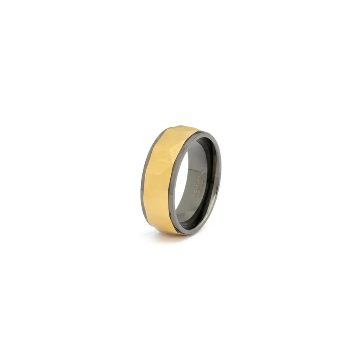 Deze Timor Gold Black ring bestaat uit twee lagen grade 2 titanium. Waarom hebben we voor titanium gekozen?
- Het is vederlicht
- Het is supersterk
- Het is een exclusief materiaal dat ook wordt gebruikt in raceauto's, motorboten en ruimtevaart

De ring heeft een comfortabele pasvorm en is zeer comfortabel om te dragen. Door het lichtgewicht titanium draag je deze ring zonder problemen dag in dag uit.