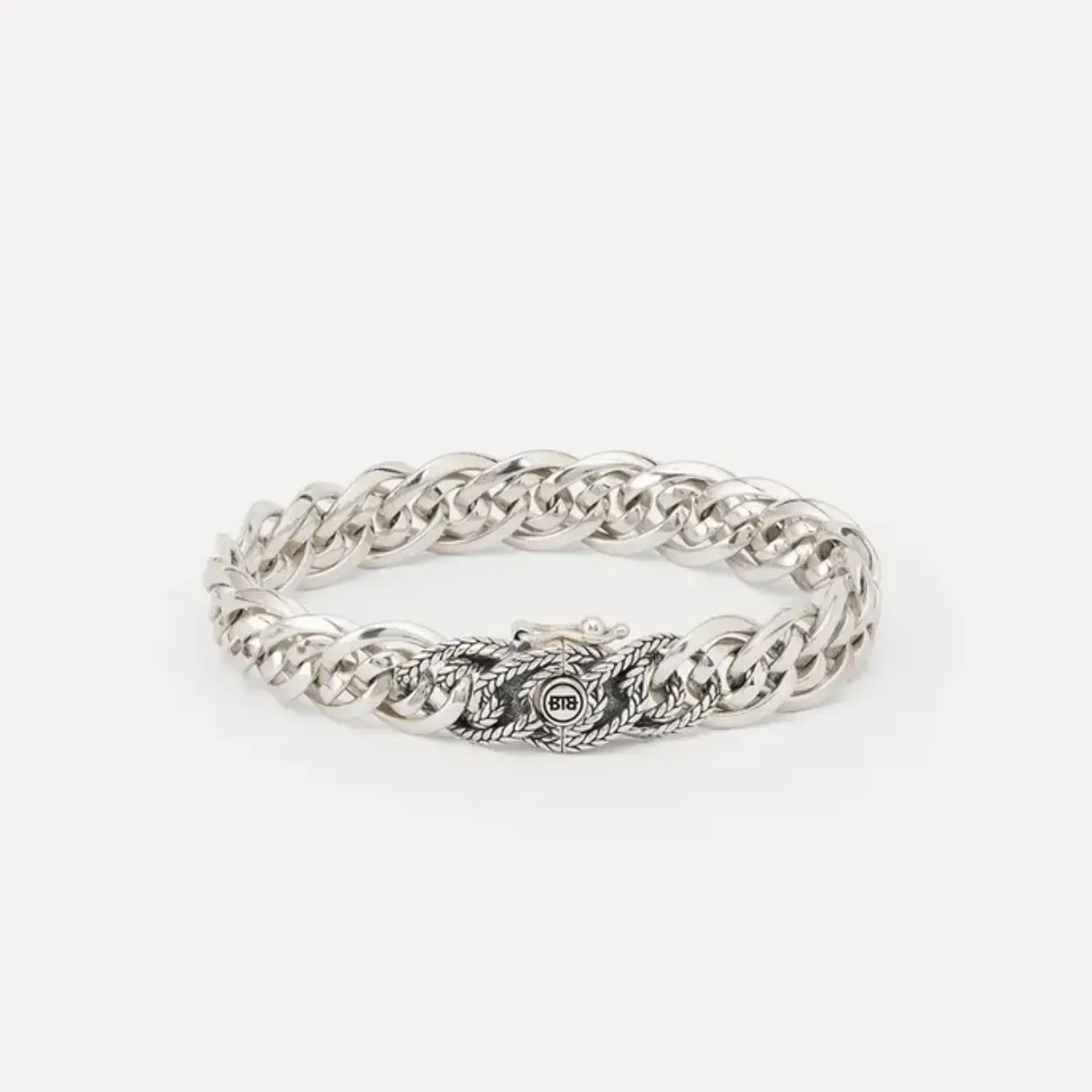J208NathalieXStextureE+
Onze Nathalie Textuur XS Armband is een prachtig statement sieraad. Het unieke ontwerp van de Nathalie schakel loopt door in de hele armband, inclusief de sluiting, waardoor een krachtig geheel met een unieke look ontstaat. Het slot laat fijn vlechtwerk zien, doordat onze Nathalie weving is gecombineerd met de iconische Barbara structuur, deze combinatie creëert een luxere uitstraling. Deze armband is ook beschikbaar in een grotere variant en is perfect te combineren met de bijpassende ring.