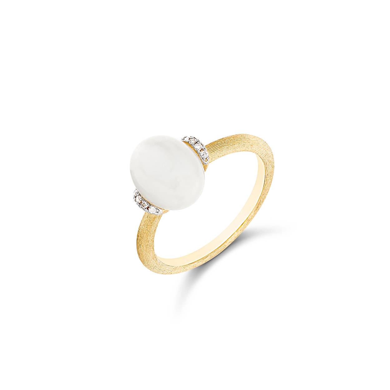 De fascinerende maansteen ontmoet 18-karaats goud en diamanten in deze ring uit de Terre Lontane-collectie, geïnspireerd op het witte zand van de woestijn van New Mexico. Een vrijwel onbekende bestemming, maar op zijn zachtst gezegd buitengewoon. Een juweel met een tijdloze charme, ontworpen als een waardevolle talisman om altijd bij je te dragen.