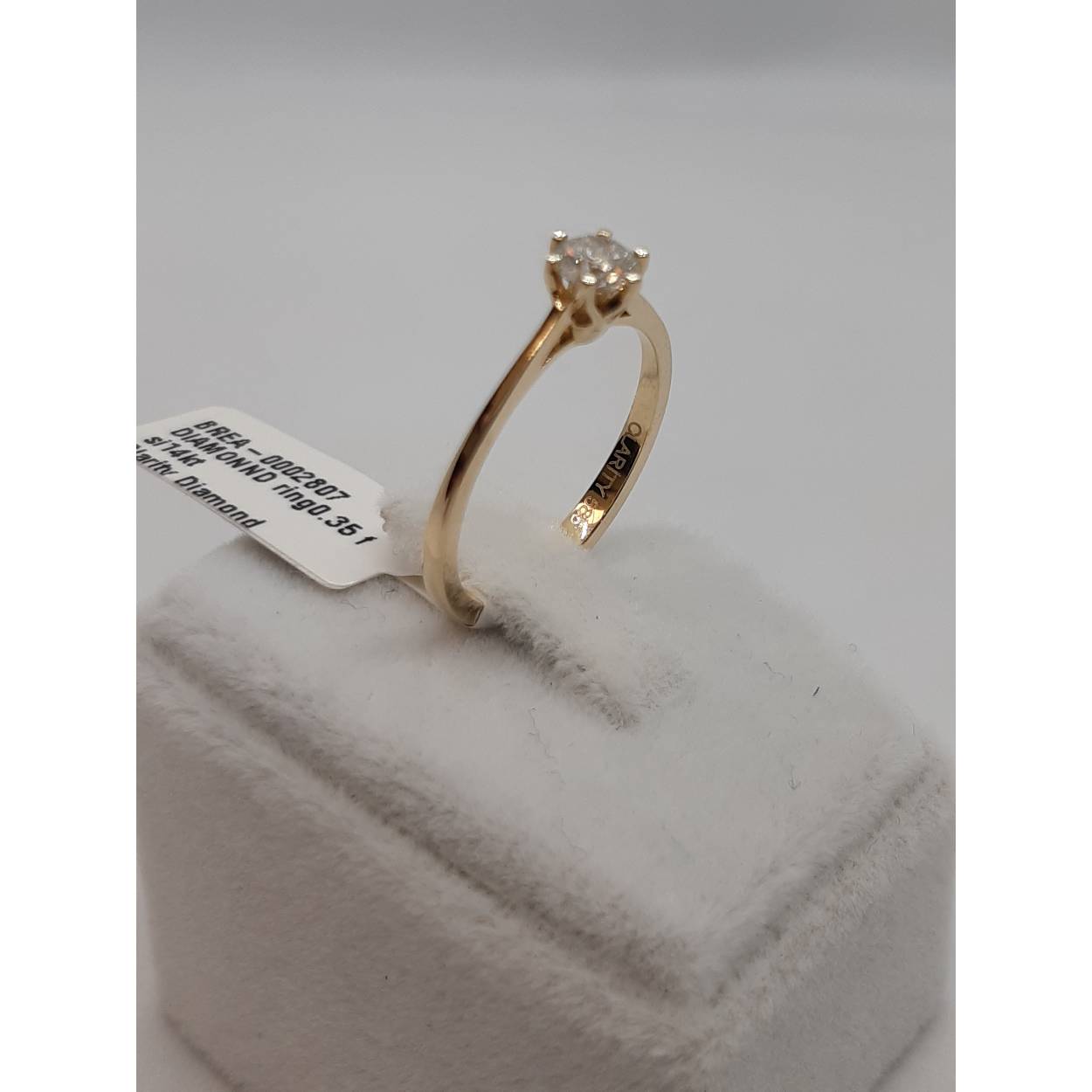 Deze Diamanten Verlovingsring, modelnummer BREA-0002807, is een luxueus juweel van goud met een schitterende afwerking. De ring bevat een ronde diamant van 0.35 karaat, met SI1 zuiverheid en F kleur. Gemaakt van 14-karaats goud, maat 54. Draag deze ring als symbool van liefde en elegantie, perfect voor een verloving.