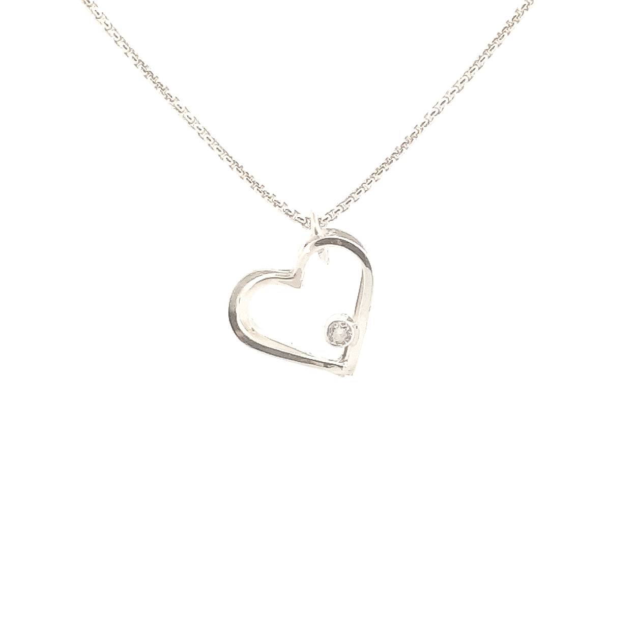 Oneindige harten, 1 zilveren draad vormt deze hanger. De twee harten zijn oneindig met elkaar verbonden met een mooi 3D effect.

Deze hanger wordt los verkocht of wil je er een bijpassende ketting van zilver bij bestellen?

Maak een afspraak en kom deze sierlijke hanger eens passen! Of bestel haar gelijk, dan sturen we deze mooi verpakt naar je toe.