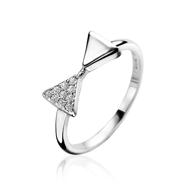 ZINZI zilveren trendy ring met opvallende glanzende driehoek & bezette driehoek met witte zirconia's. Vervaardigd van eerste gehalte zilver (925) en met extra rodiumlaag voor een langdurige glans