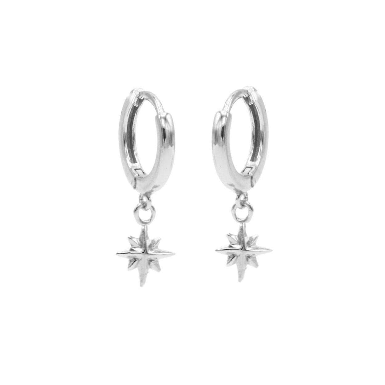 Karma hinged symbols hoops. Mooie creool met clip sluiting en de hanger hangt onder de oorbel in een klein ringetje. De oorbellen zijn verkrijgbaar in 3 verschillende kleuren, Rose, Goud en Zilver. De lengte van de totale oorbel is 26mm. Karma sieraden worden gemaakt van de beste materialen. Karma oorbellen staan heel leuk in jouw earparty en kunnen bij elke gelegenheid worden gedragen