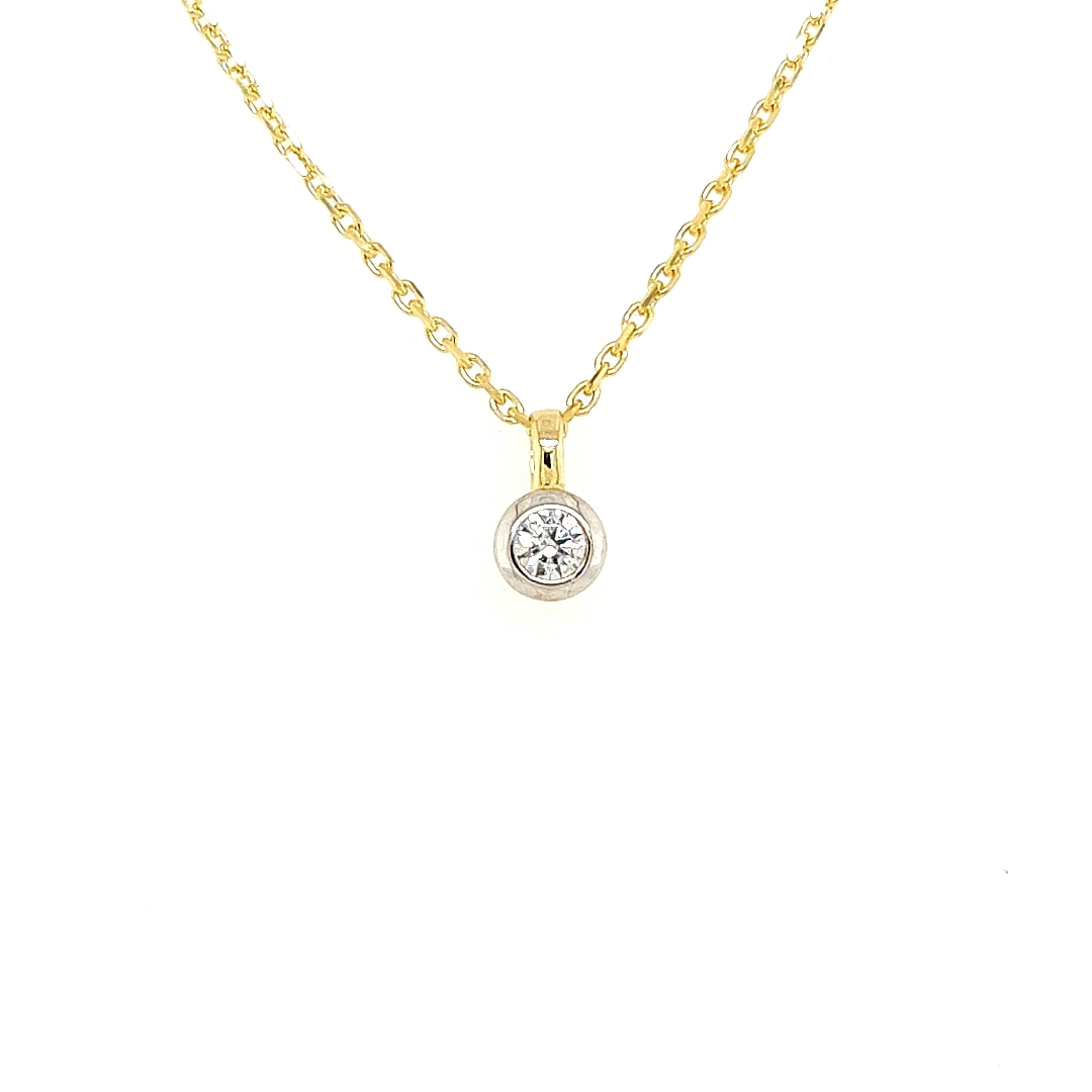 Deze 14-karaats gouden hanger is werkelijk schitterend. De zirkonia steen is briljant geslepen en in een ronde zetkast gezet. De zetkast is witgoud van kleur, hierdoor is de schittering van de zirkonia steen mooi wit van kleur.

Hanger GHAS002WRSM is een setje met ring GRS016WRSM en oorstekers GOS003WRSM.

Note: het kettinkje hoort niet bij de hanger, deze is enkel gebruikt voor de foto.