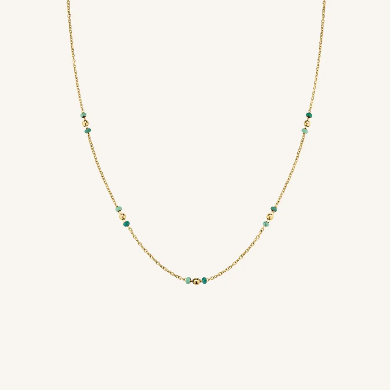 Dit handgemaakte ontwerp is gecre&euml;erd met een mix van emaille lak en goud. De levendige smaragdgroene emaille lak cre&euml;ert een harmonieus contrast dat in het oog springt. Een essential die gemakkelijk te combineren is.