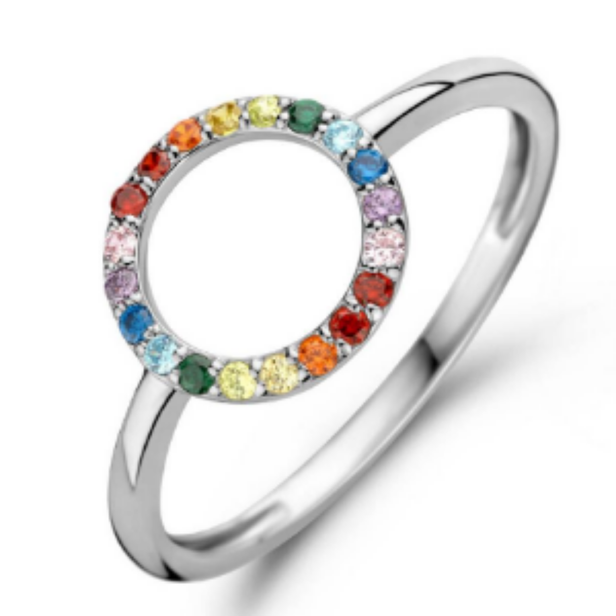 Gerhodineerd 925 zilveren ring uitgevoerd met een gekleurde zirkonia rij. De ring heeft een breedte van 10mm.
