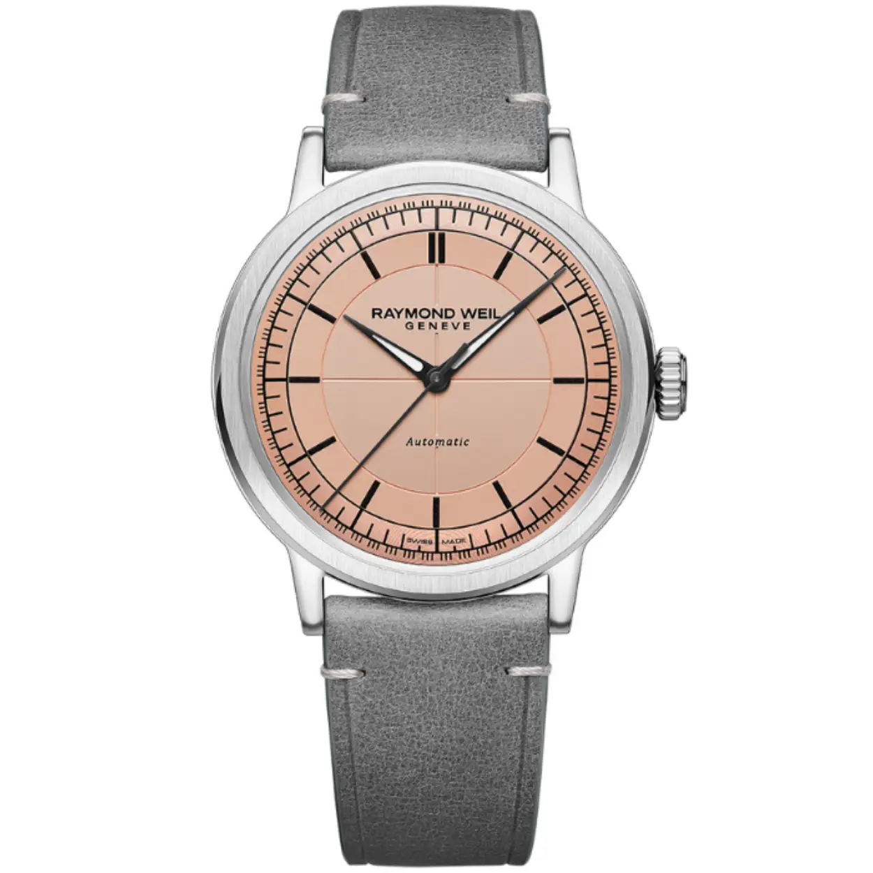 Voor deze eerste millesime-collectie brengt RAYMOND WEIL een eerbetoon aan het rijke erfgoed en de tradities van de uurwerken, terwijl de eenvoud van verfijnd design wordt gevierd. Millesime uurwerken bieden een historische charme gecombineerd met hedendaagse functionaliteit.

De zalmkleurige wijzerplaat, gelegen onder een vintage-geïnspireerde glazen doos van saffierkristal, is tot in de hoogste mate verfijnd. De uren en minuten worden welsprekend weergegeven met zwarte wijzers, bekleed met Super-LumiNova®. De sectorwijzerplaat presenteert de uren, minuten en seconden op discrete sporen, wat de leesbaarheid vergroot.

Bij nadere inspectie van de wijzerplaat komen contrasterende afwerkingen aan het licht: de urenregistratie is glad, de minutenregistratie is geslakt en het centrale gedeelte van de wijzerplaat is versierd met een delicate verticale borstel.

De rand is versierd met een verticale satijnen borstel die prachtig contrasteert met de hoogglans gepolijste schuine rand eromheen. Deze combinatie van twee afwerkingen versterkt het algehele afwerkingsniveau.

Een saffieren achterkant geeft zicht op de zelfopwindende beweging binnenin en het “W-vormige” oscillerende gewicht, het uurwerksignatuur van RAYMOND WEIL. Elk model wordt aangeboden in een selectie kleuren wijzerplaat en wordt gecombineerd met een kleurcoördinerende echt kalfsleren band met een uniek W-gestikt detail.

Zoals de naam al doet vermoeden, is de collectie een grootse vintage interpretatie van het merk RAYMOND WEIL.