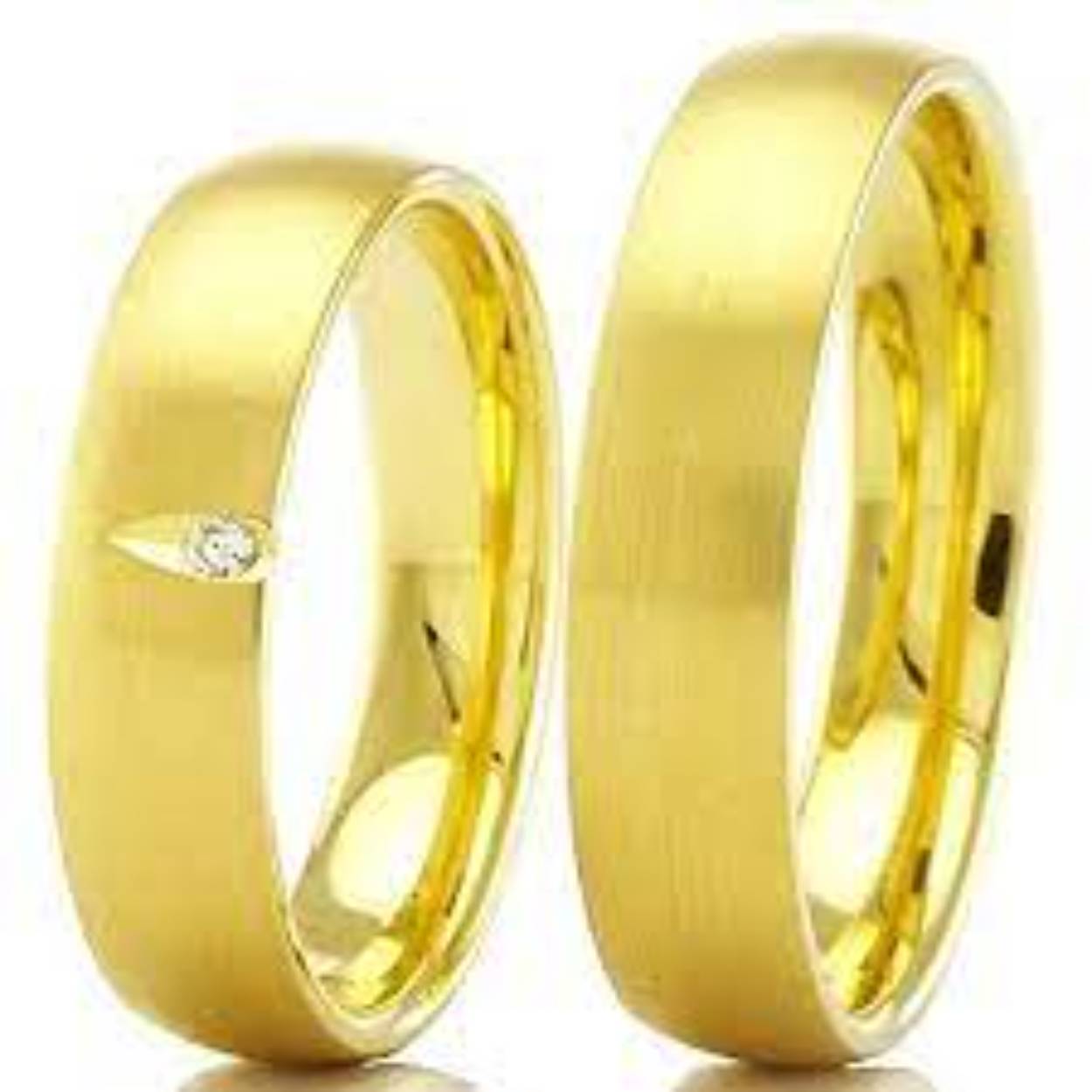 geelgouden trouwringen, mat. 5 mm breed. De damesring is gezet met 0.015crt briljant
Prijs is op aanvraag