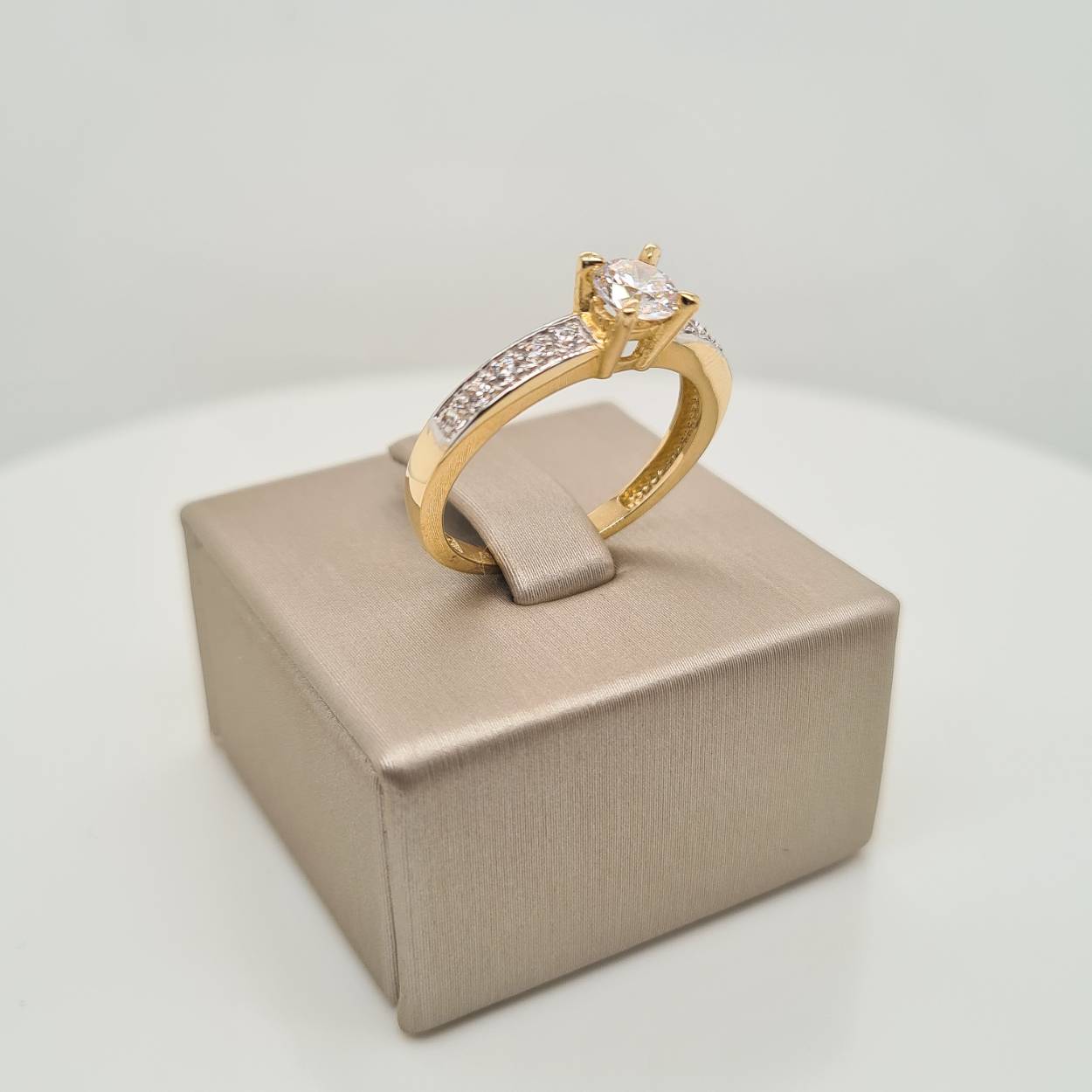 Prachtige 14krt gouden ring. 

Deze ring is maat 55 (17,5), heeft u interesse in een andere maat? Neem dan contact met ons op.