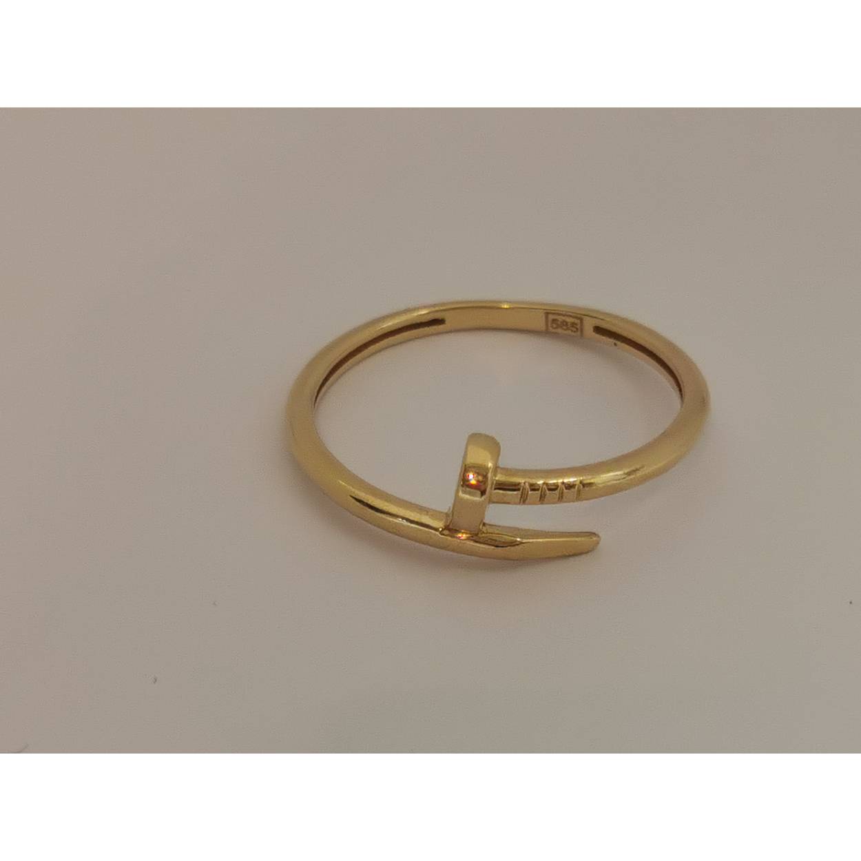 14 karaat geel gouden design spijker ring. 

Maat: 56.