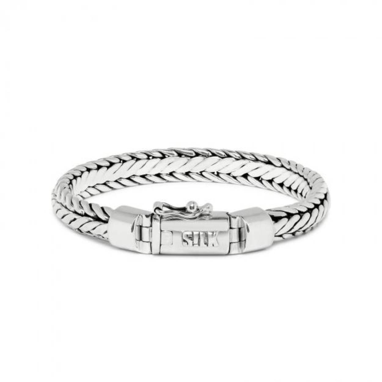 Deze gevlochten zilveren armband is een echte favoriet. De band is ongeveer 9mm breed en siert zowel mooi aan mannen als vrouwen polsen. De armband combineert ook goed naast een van de andere ronde armbanden uit de Zipp collection serie of met een casual leren armband. 
