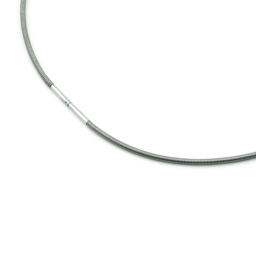 Dit is een collier van het merk Boccia Titanium