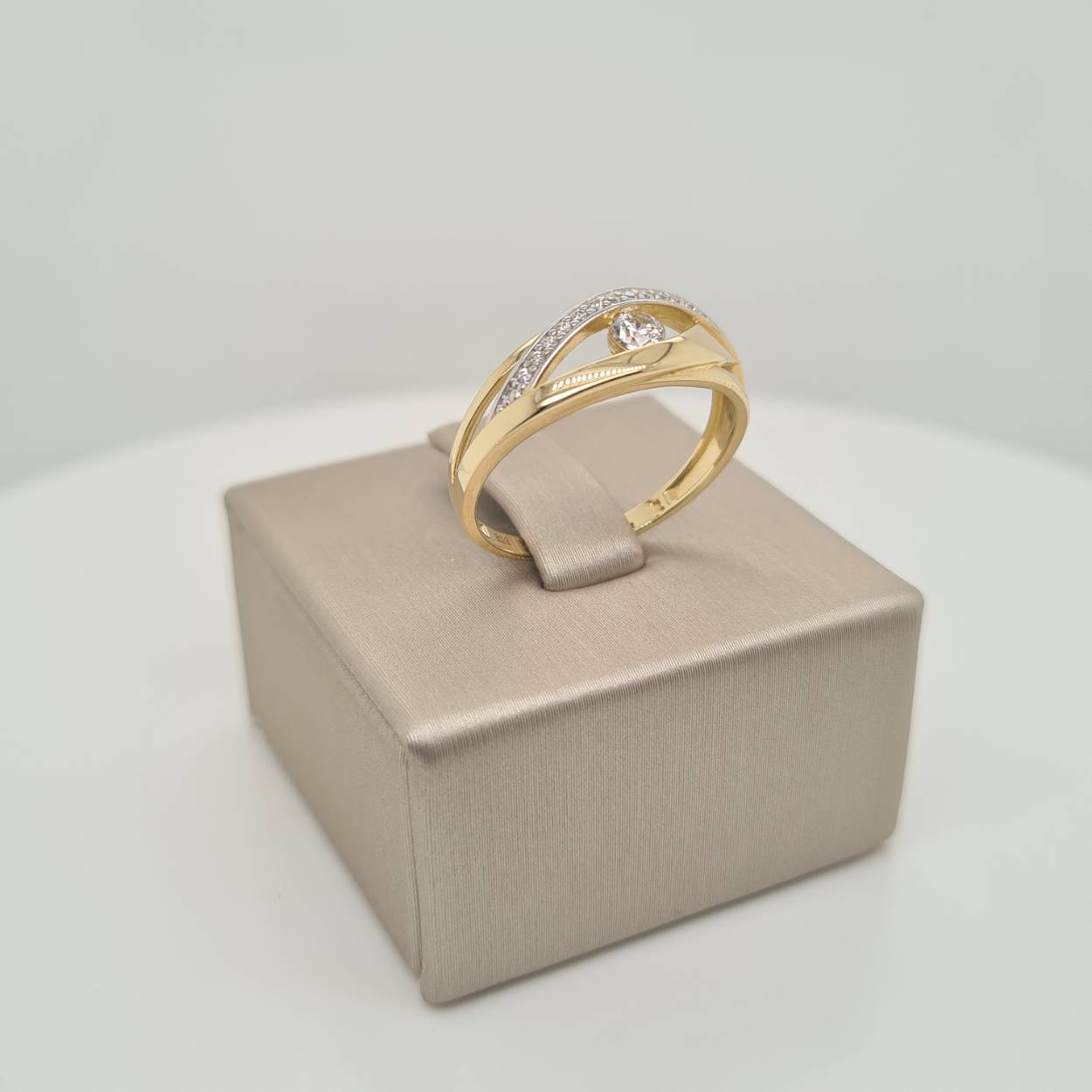 Prachtige 14krt gouden ring met een schitterende rij van zirkonia, maat 54 (17 1/4)