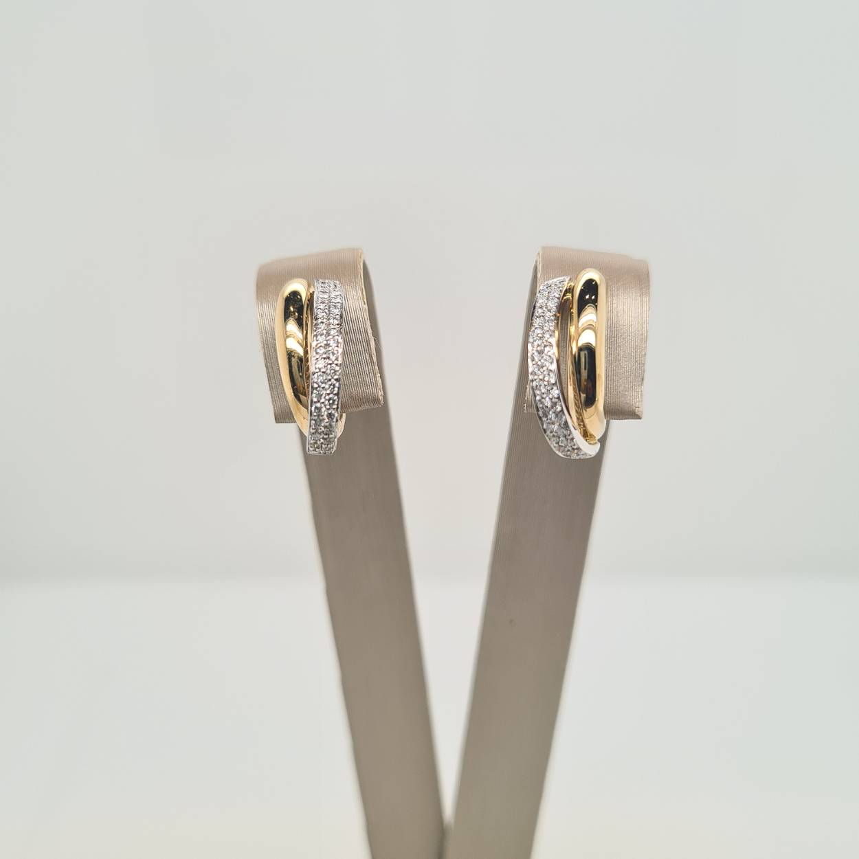 Prachtige 14krt geel- en witgouden oorsieraden met diamant, 66-0.19crt H SI.