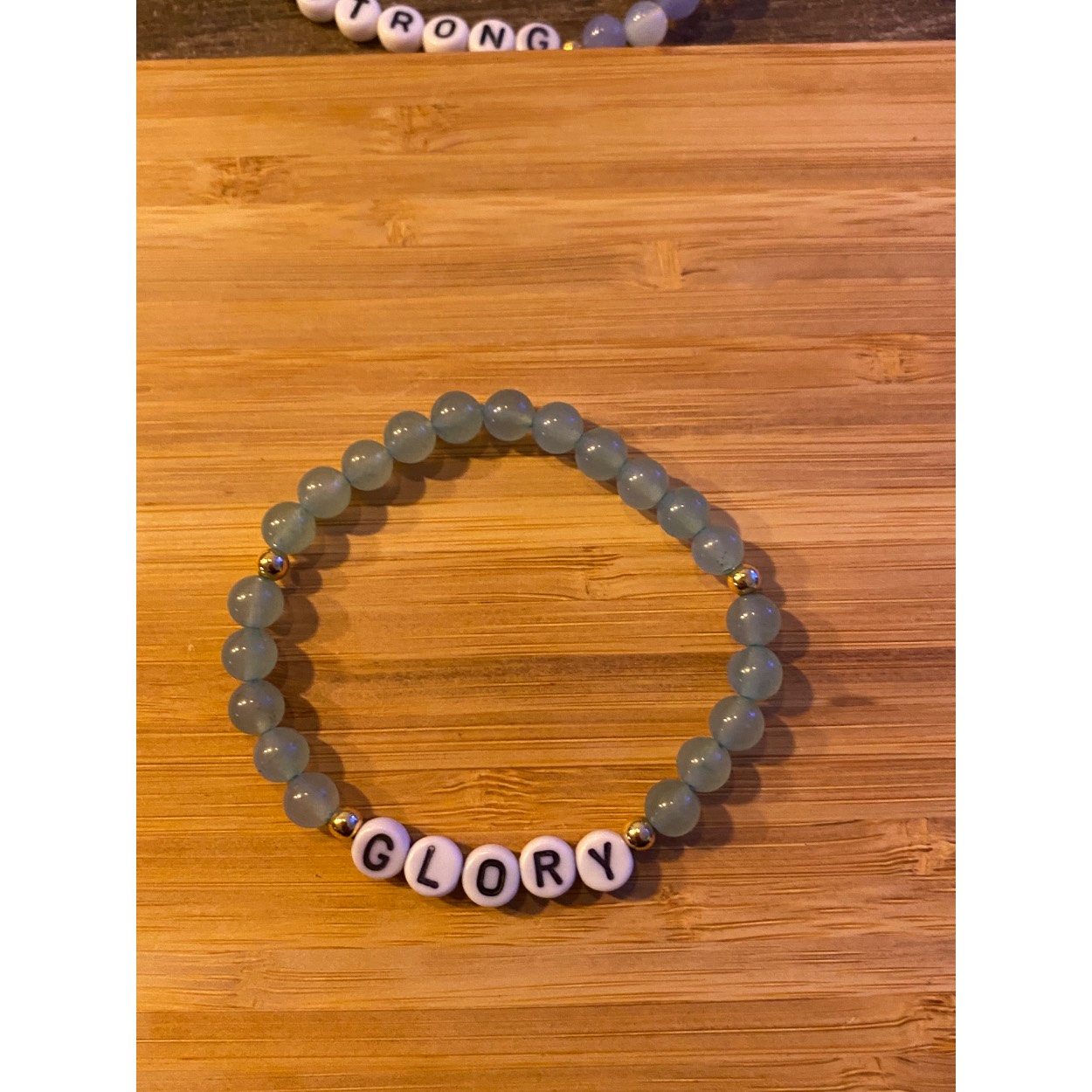 Lief armbandje met natuurstenen en positieve tekst. Leuk om te geven . Waardevol om te krijgen.