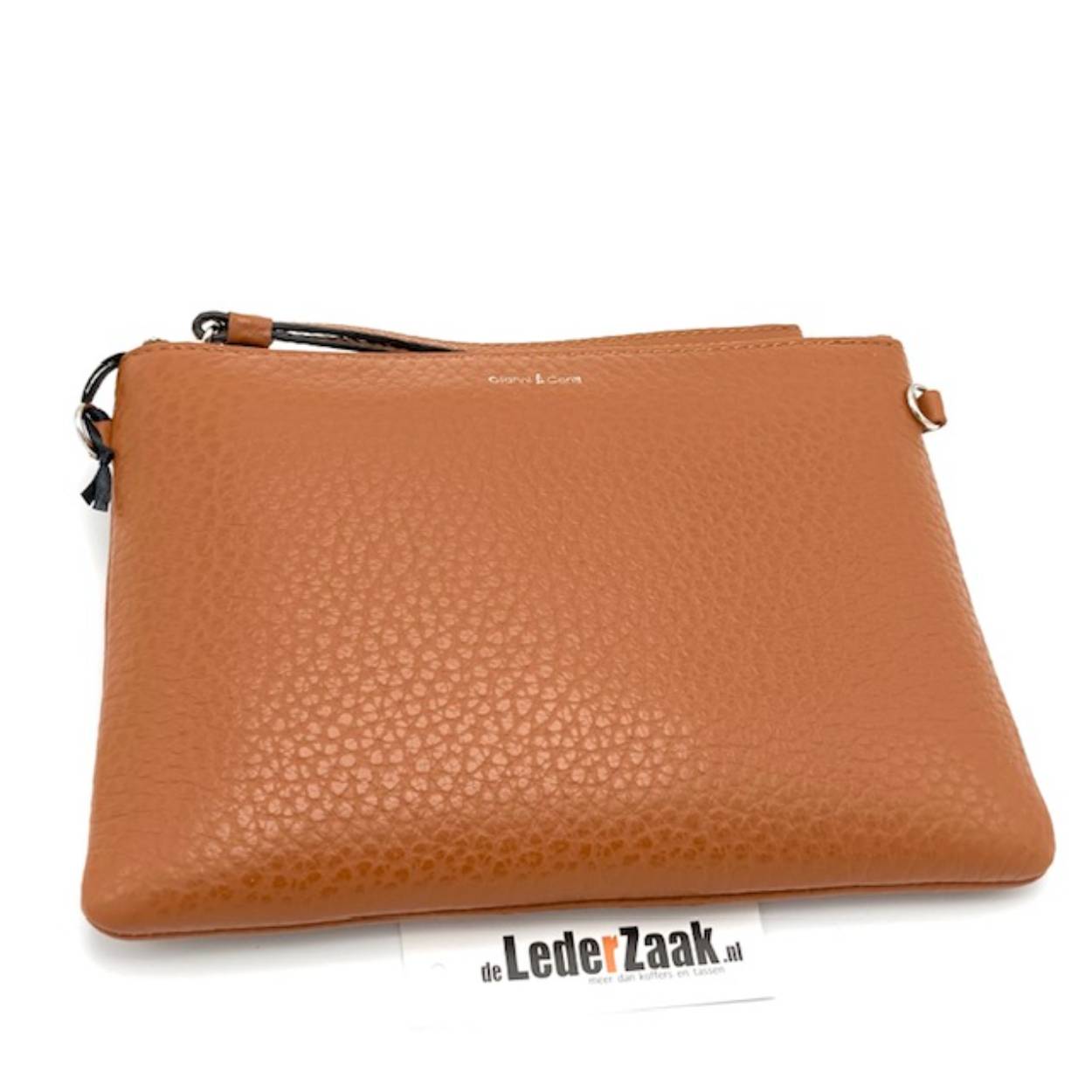 Een handige modische schoudertas. De schouderriem is afneembaar.
Tevens goed te gebruiken als clutch voor een feestje.
De binnenzijde is voorzien van een ritsvak en twee hoofdvakken.

Afmetingen:
Hoogte 16cm x breed 22cm x diep 3cm