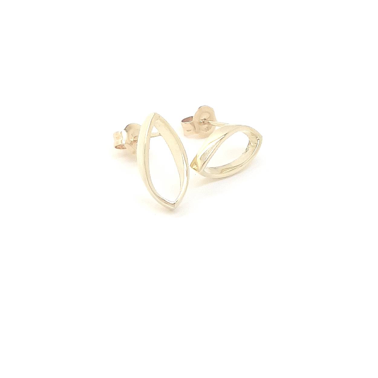Deze vlammende oorbellen zijn verkrijgbaar in goud en zilver. Het is ook mogelijk ze uit te breiden door er een mooie edelsteen in te plaatsen. Met deze oorstekers ga je vlammend de dag door!

Maak een afspraak en kom deze sierlijke oorbellen eens passen! Of bestel ze gelijk, dan sturen we deze mooi verpakt naar je toe.