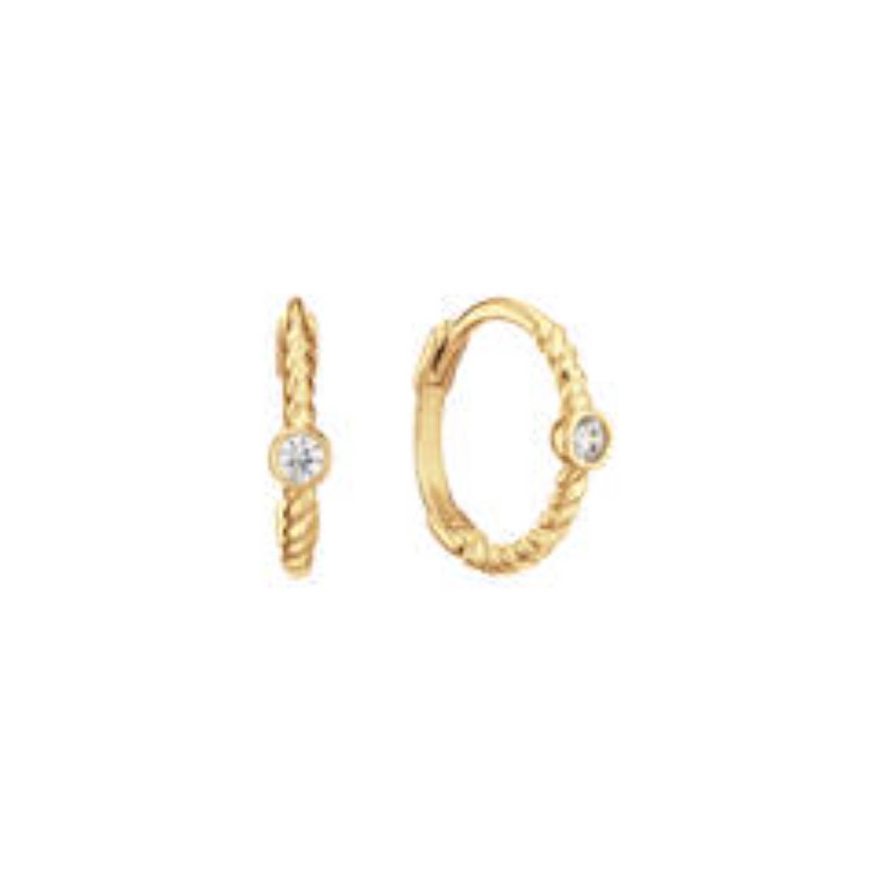 De 14 karaat gouden Jackie Oasis White Topaz oorringen bevatten een sprankelende witte topaas edelsteen en hebben een gedraaid detail in de oorring. 

Tropical Paradise
Dat Jackie van reizen houdt is geen geheim. Voor haar 14 karaat gouden sieradencollectie heeft zij zich deze keer laten inspireren door de tropen.
Haar Tropical Paradise collectie biedt een mix van elegantie en avontuur. Voel de zon schijnen waar je ook bent!

Weelderige jungles, azuurblauwe oceanen en de schittering van de zon op witte zandstranden: de ontwerpen met edelstenen zijn een weerspiegeling van Jackie’s mooiste herinneringen. Of het een dag op kantoor is of een avondje uit, deze sieraden voegen een vleugje exotische allure toe aan elke gelegenheid.

Het merk
Jackie is hét 14 karaat gouden on trend sieradenmerk. De collecties zijn geïnspireerd op de reizen die ik maak, van stedentrips tot exotische oorden. Elk gouden sieraad is helemaal van nu, handgemaakt door Europese goudsmeden en vervaardigd van overwegend gerecycled goud met echte edelstenen en zoetwaterparels. Elke collectie is dan ook met veel liefde en passie samengesteld. Mijn Jackie sieraden zijn de perfecte finishing touch voor iedere outfit!

Specificaties
- Oorsieraad
- Materiaal: 14 Karaat - Geelgoud - 585
- Hoops Wit topaas
- Lengte 12mm