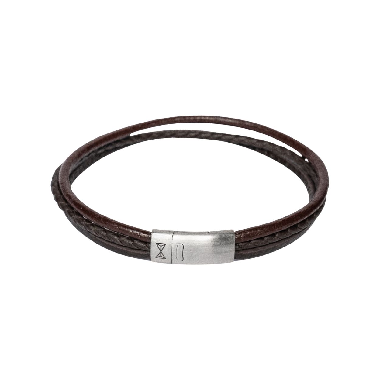 Verfijnde armband met drie kleine banden die samenkomen in een sterk staal geborsteld slot. Gemaakt van hoogwaardig leer. Deze armband is perfect te combineren met andere Aze armbanden maar kan ook prima op zichzelf gedragen worden.