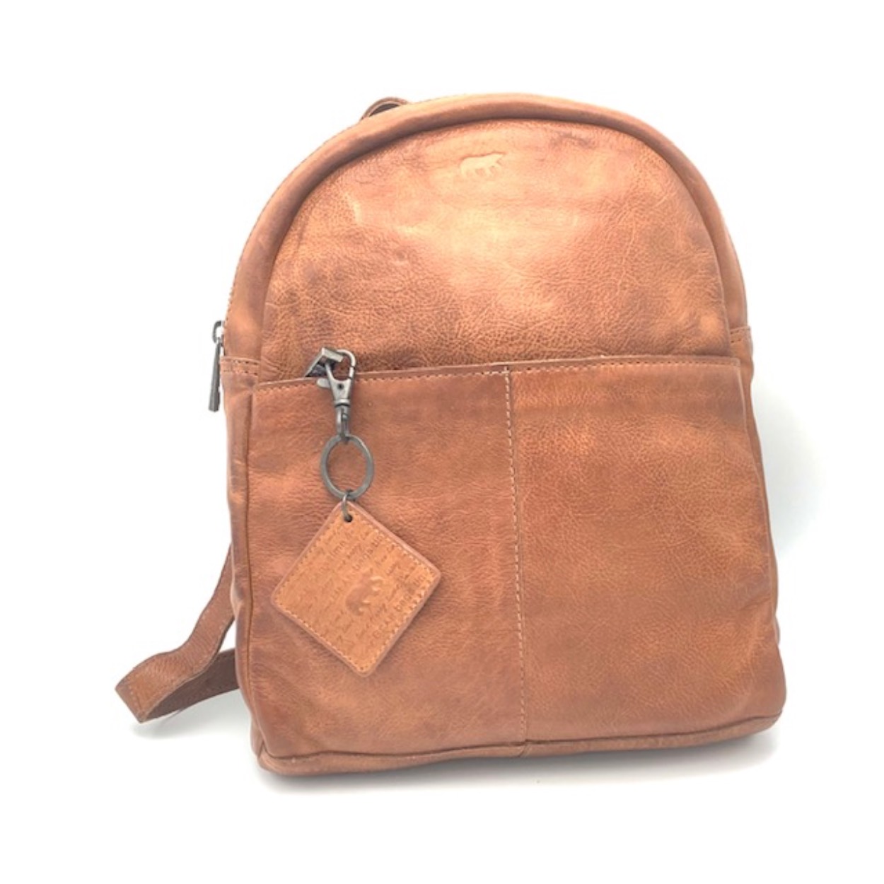 Deze BEARDESIGN rugzak Lyra cognac CP-2186 is gemaakt van hoogwaardig leer en heeft een stijlvolle uitstraling. De rugzak heeft een ruim hoofdvak en verschillende handige compartimenten om al je spullen georganiseerd te houden. Draag de rugzak comfortabel op je rug met de verstelbare schouderbanden en geniet van het gemak van deze trendy rugtas. Perfect voor dagelijks gebruik en reizen.