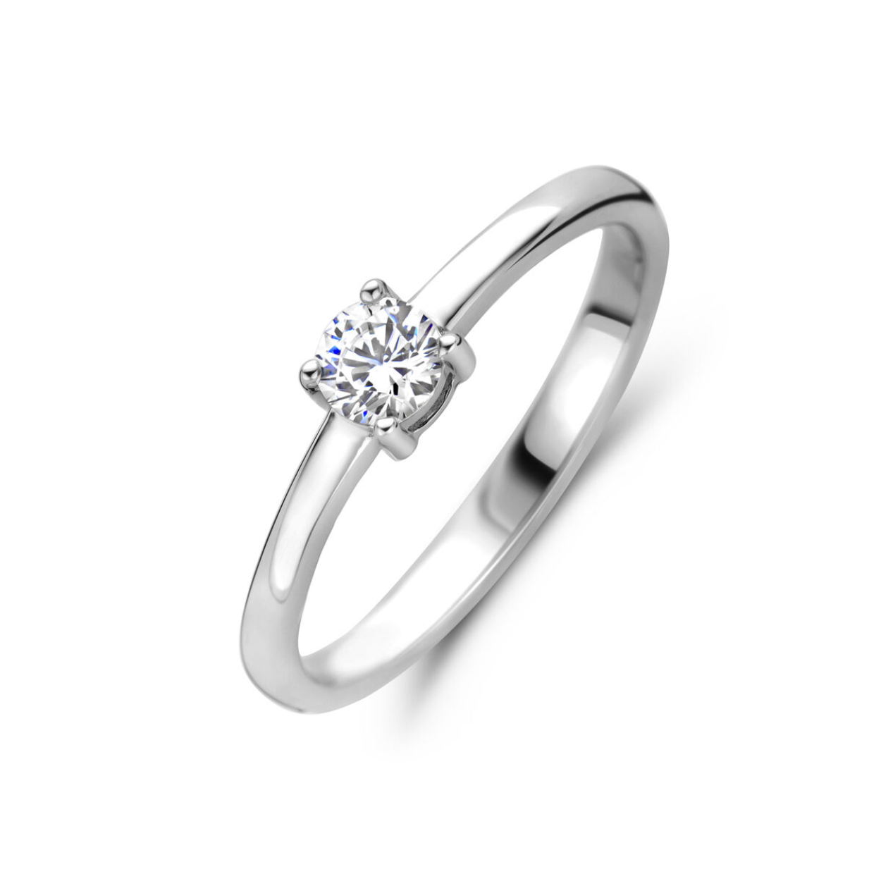 Zilver ring zirkonia 4mm 
Gerhodineerd 925 zilveren ring uitgevoerd met zirkonia. De ring heeft een breedte van 4mm.