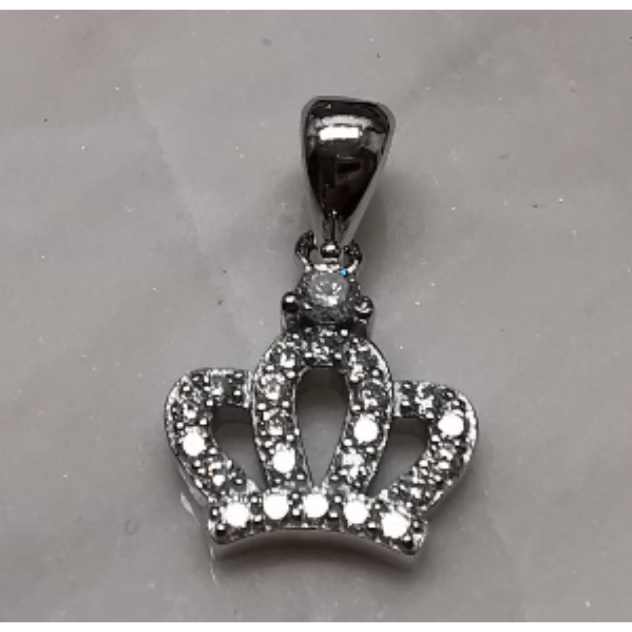 Zilveren hanger in de vorm van een kroon bezet met zirkonia 
