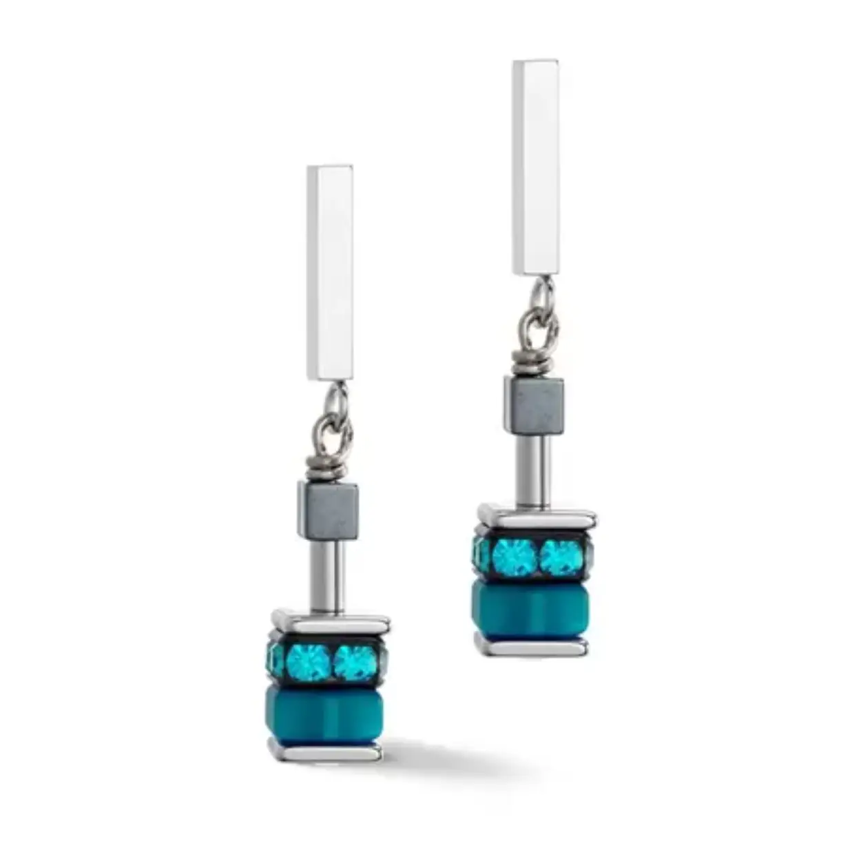 Prachtige blauwe oorbellen uit de GeoCUBE® Collectie van Coeur de Lion, nieuw in geschenkverpakking. De roestvrij stalen oorbellen zijn geregen met blauwe blokjes, kristallen en strass rondellen. Maak de look af met de bijpassende ketting of armband.

Lengte van de oorbellen is 3,4 cm, afmeting van de blokjes is 0,6 x 0,4 cm. De oorstekers zijn van roestvrij staal.