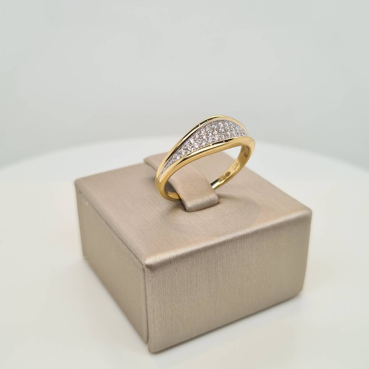 Prachtige 14 karaat gouden ring bezet met diamant, 0.19crt. De maat van de ring is 52. 