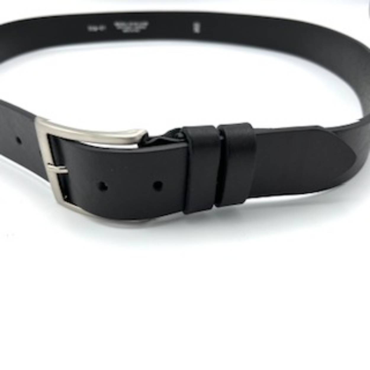 Soepel rundlederen riem gesneden uit de mooiste huiden. Hiervan heeft u jarenlang plezier. De riem maken wij gratis voor u op iedere gewenste maat.