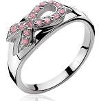 ZINZI zilveren ring met PINK RIBBON strikje, bezet met roze zirconia's. Zinzi helpt mee in de strijd tegen borstkanker. 10% van de aankoop wordt gedoneerd aan Stichting Pink Ribbon. Vervaardigd van eerste gehalte zilver (925) en met extra rodiumlaag voor een langdurige glans. Maat 56.
