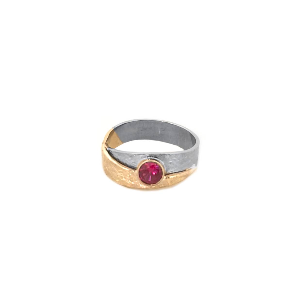 De combinatie van palladium witgoud en het geelgoud met de schitterende kleur van de duurzaam geproduceerde robijn maken deze ring zo bijzonder.

Onze Sunrise sieraden nemen je mee naar de zonsopgang. Het moment van ontwaken wanneer zonlicht je nieuwe energie geeft voor de hele dag. Op een speelse manier laten we de zon stralen en zie je de horizon op de achtergrond.

Deze ring is te bestellen in maat 55/17.5

De ring kan op elke gewenste maat gemaakt worden. Echter na aanpassing van de ringmaat beschouwen we de ring als maatwerk. Mocht je twijfelen over de maat neem dan gerust contact op.

Maak een afspraak en kom deze ring passen! Of bestel haar gelijk, dan sturen we deze mooi verpakt naar je toe.