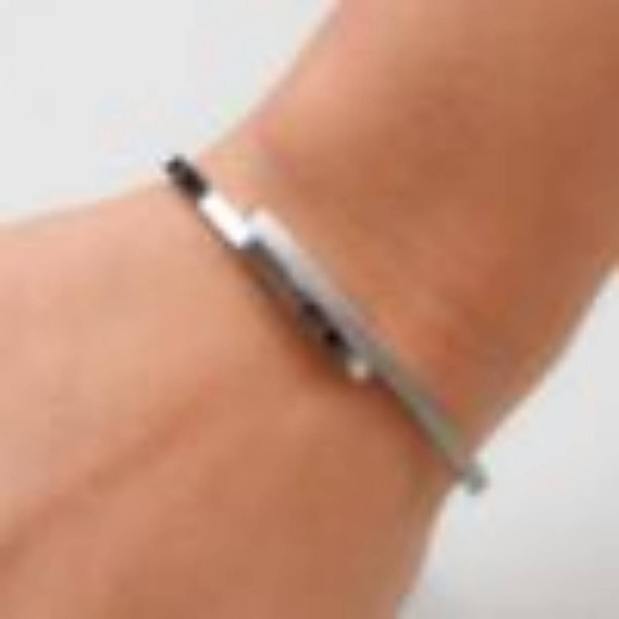 Deze unieke 03041-02 armband van Boccia Titanium heeft zowel glanzende als matte accenten. De armband heeft een binnenmaat van 60mm en is gezet met prachtige diamanten die de armband laten stralen. Of je nu sportief of chique gekleed gaat, deze armband past bij elke outfit en iedere gelegenheid.