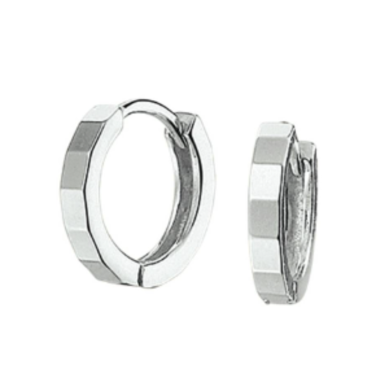 De Zilveren klap oorringen zijn schitterende creolen, met een diameter van 12 mm en een breedte van 2 mm Deze vlakke oorbellen passen perfect bij elke gelegenheid, vooral bij formele outfits of dagelijkse looks voor een vleugje elegantie.