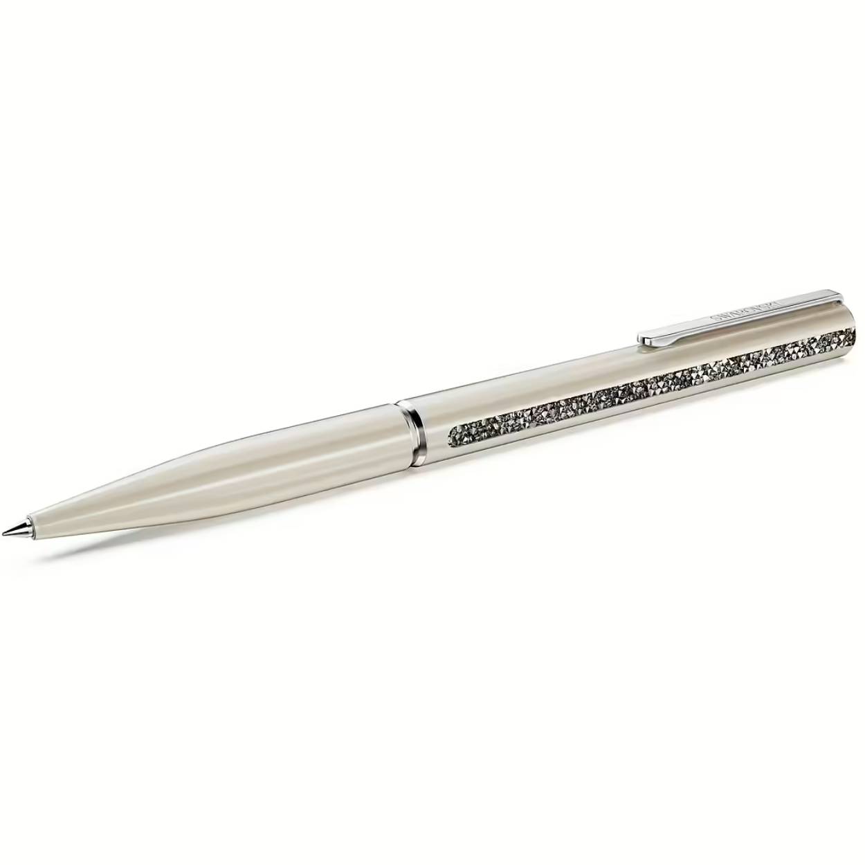Deze Shimmer Glide-balpen combineert elegantie met modern minimalisme en is de meest verfijnde manier om uw creativiteit te uiten. Aan elke kant van de gelakte beige houder reflecteren de stroken Ultra-Fine Crystal Rocks bij elke beweging het licht. Voor extra precisie en functionaliteit is het ontwerp ook voorzien van een verchroomde clip en een klassiek draaimechanisme. De Shimmer Glide-balpen is het perfecte cadeau voor een verjaardag, jubileum of een andere gelegenheid waarbij u uw waardering wilt tonen. Blauwe en zwarte inktvullingen zijn verkrijgbaar in Swarovski-stores.