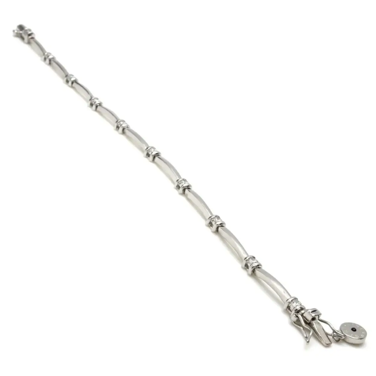 Een even basic als elegant design, onmisbaar om je pols. Fijne zilveren armband met een zirkonia design afgewisseld met gladde zilveren tussenstukken.