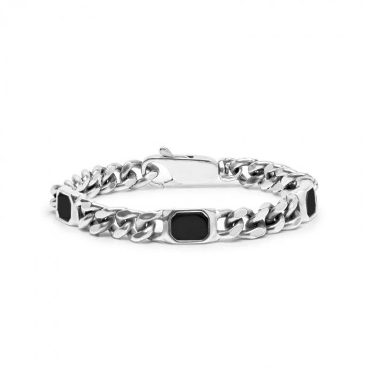 Stoere zilveren schakel armband met zwart resin. De verwerking van de zwart resin / giethars maakt deze handgemaakte zilveren schakel armband opvallend en uniek. De 925 sterling zilveren armband sluit middels een karabijn sluiting, welke eventueel aan de binnenzijde gepersonaliseerd kan worden met een laser gravure. De zilveren armband is onderdeel van een tijdloze stoere doch elegante set. Combineer deze stijlvolle en stoere armband met de nieuwste soepele 691 ring ingelegd met zwart resin, draag daarbij de bijpassende zilveren 686 ketting met het 692 hangertje. Maak de set helemaal compleet met de 693 oorbellen en creëer zo een look in elegante stijl.